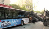 南京：铣刨机履带伸臂插入公交内致9人受伤