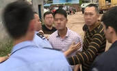 广东：记者采访被打 打人者跟警察对峙