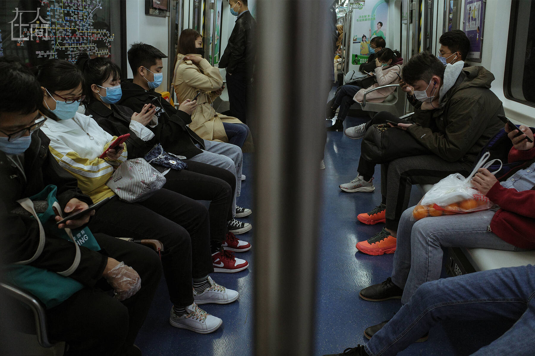 在人间| 疫情之下的北京:长城上,戴口罩拥抱的情侣