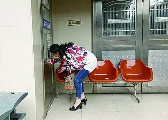 媒体：政府的蹲式窗口是以人民的名义伤害人民尊严