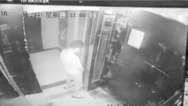 因电梯故障调监控竟发现一男子电梯内小便，物业公布截屏图