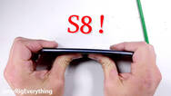 三星S8狂被虐：刀割、火烧、掰弯齐上演