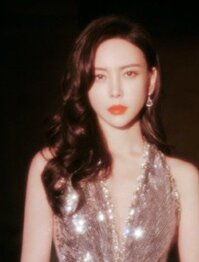 于文文銀色深V流線長裙 勾勒曼妙身姿