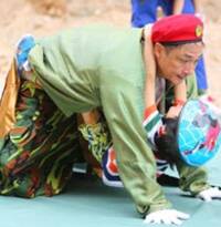 吴镇宇跪地抱儿子吃力