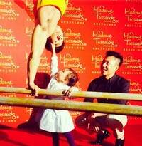 奥莉玩“爸爸”蜡像