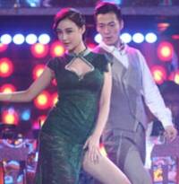 女星录节目撩旗袍秀美腿