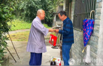 江西修水黄龙寺开展中秋送温暖活动，为17户困难群众送去节日关怀