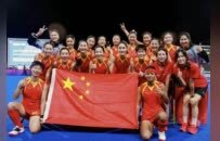 一片“中国红”！中国女队时隔16年夺金引热议，2024年已一鸣惊人