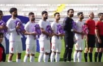 伊朗男足怀抱书包唱国歌 悼念在袭击中遇难的学生