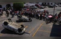 墨西哥一家三口残害8岁女孩，被愤怒民众拖出警车殴打，妻子身亡