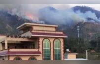 云南宜良县突发山火，当地居民：火势正向村庄方向蔓延
