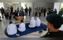 印尼男女因婚外行为被处鞭刑，每人20下伤口醒目，受刑前给测血压