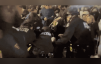 冲突升级，纽约大学示威活动130余人被捕，抗议者持照明弹曼哈顿游行