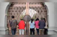 河南大学出入管控加强，市民从门缝遥望大礼堂