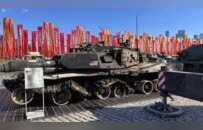俄罗斯搞北约武器战利品展，中国军车也被缴获现场展示？