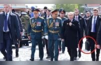 普京的“核公文包”亮相红场，拎在保镖手中，却也时刻在总统身旁