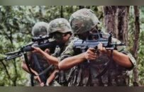 南部战区微博“英勇突击”配图中的战士在做什么？