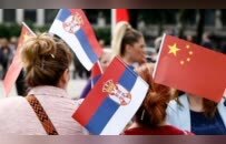 五星红旗怎么挂？上墙！匈牙利和塞尔维亚为中国国旗“卷”起来了