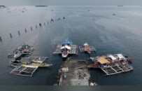 菲律宾百艘渔船准备闯岛，美军航母嗅到不对劲，掉头远离黄岩岛