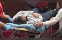 台立法机构大乱斗：民进党“立委”摔下台，被送上救护车