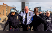纽约警方高官用制暴喷雾驱散挺巴抗议者，不慎喷到自己脸上，表情痛苦