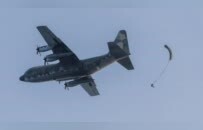 台军空降特种部队高调举行海上跳伞训练，实力究竟如何？