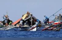 菲渔民闯入黄岩岛，200渔民加速逼近，警报声响起，中国海警钢船列阵完毕