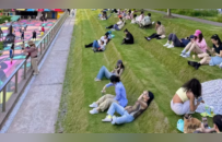 上海一阶梯草坪成“打工人午休圣地”，管理方：其实是球场看台