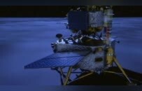 嫦娥六号完成采样，上升器从月背起飞进入预定环月轨道