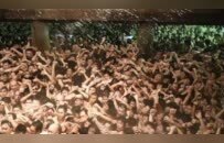 日本奇葩“裸祭节”：万人裸体大战夺“宝物”，女游客见了羞红脸