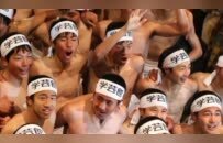 日本奇葩“裸祭节”：万人裸体大战夺“宝物”，女游客见了羞红脸