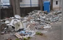 撫州高新區彰猷門樓旁停車位成“建筑垃圾堆放場”