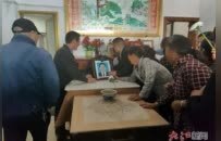 救人英雄高武雨中“歸根” 被救者父親含淚承諾報恩