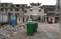 撫州高新區彰猷門樓旁停車位成“建筑垃圾堆放場”