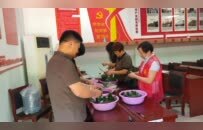 開封市西湖街道閆砦社區開展“濃情端午粽暖人心”包粽子活動