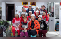 為實現(xiàn)女兒遺愿,，她創(chuàng)辦這間食堂照顧數(shù)百孤寡老人