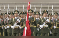 南昌八一廣場“七一”升旗儀式舉行 游客們徹夜等待只為見證升旗那一刻