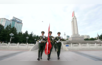 南昌八一廣場“七一”升旗儀式舉行 游客們徹夜等待只為見證升旗那一刻