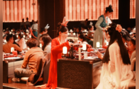 人均500块的宫廷饭，年轻人抢着当“皇帝”