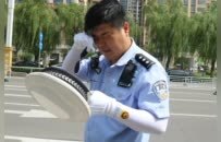 商丘交警不畏“秋老虎” 揮汗堅守保暢通 讓交通不“中暑”