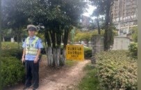 行人橫穿馬路好危險 景德鎮一道路三處“路口”被重點管控