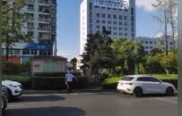 行人橫穿馬路好危險 景德鎮一道路三處“路口”被重點管控