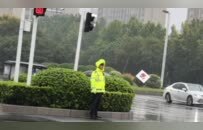 商丘交警積極應對強降雨全力保障道路安全暢通呈現亮麗“警”色