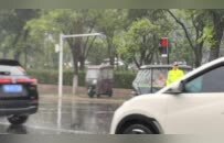 商丘交警積極應對強降雨全力保障道路安全暢通呈現亮麗“警”色