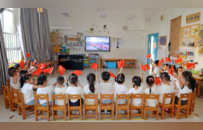 九江：萌娃看閱兵 厚植愛國情（圖）