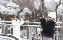 千峰裹银装 众多游客登上饶灵山景区赏雪