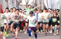 在“最美赛道”赴一场春日之约 2026南昌鄱阳湖半程马拉松鸣笛开跑