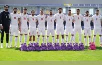 伊朗男足怀抱书包唱国歌 悼念在袭击中遇难的学生