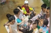 江西多支救援力量千里驰援广西 离去时全城冒雨相送