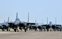 韩国秀军力 30多架F-15K战机上演“大象漫步”